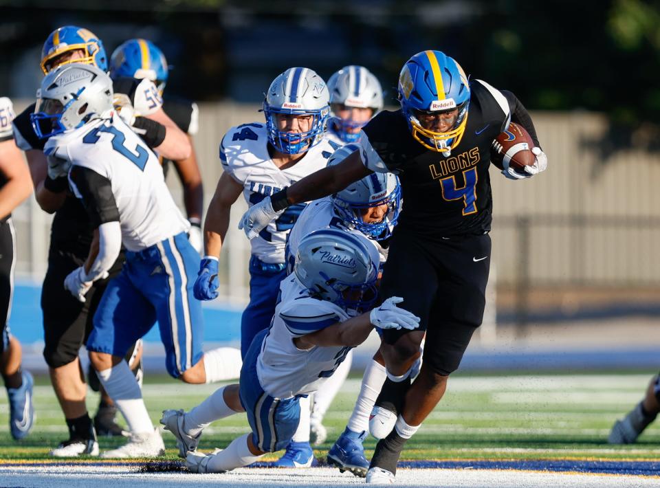 Gahanna Lincoln’s Diore Hubbard carries the ball against visiting Olentangy Liberty on Friday night.