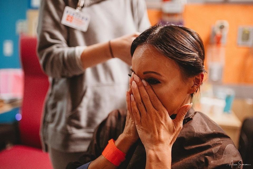 Ashley Jewett sits down for a haircut to show support for her daughter, 5-year-old Madi, who is undergoing aggressive leukemia treatment. (Photo: Alicia Samone Photography)