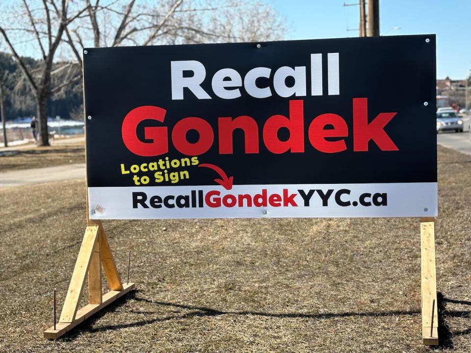 A recall Gondek billboard, with the website RecallGondekYYC.ca.