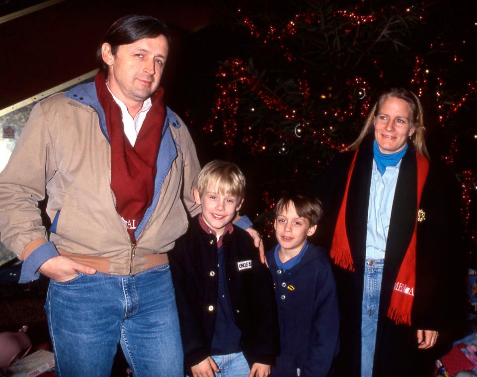 Kit Culkin, Macaulay Culkin, Kieran Culkin and Patricia Bretnup pose for a photo one month after the release of "Home Alone." The father is now estranged from his children.  (Photo: Francis Apesteguy via Getty Images)