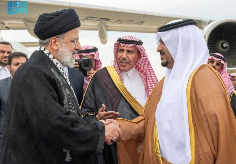 El vicegobernador de la región de Riad, el príncipe Mohammed bin Abdulrahman bin Aabdulaziz, estrecha la mano del presidente de Irán, Ebrahim Raisi, a su llegada a Riad