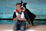 Da holte sich doch wahrhaftig noch einmal ein Hund den Titel! Lukas Pratschker und sein Vierbeiner Falco führten eine "Dogdance"-Nummer auf. Dieter Bohlen befand damals: "Sonst haben sie immer dasselbe gezeigt mit Hunden, weil sie gesagt haben, man kann in so kurzer Zeit nichts Neues lernen." (Bild: Sascha Steinbach/Getty Images)