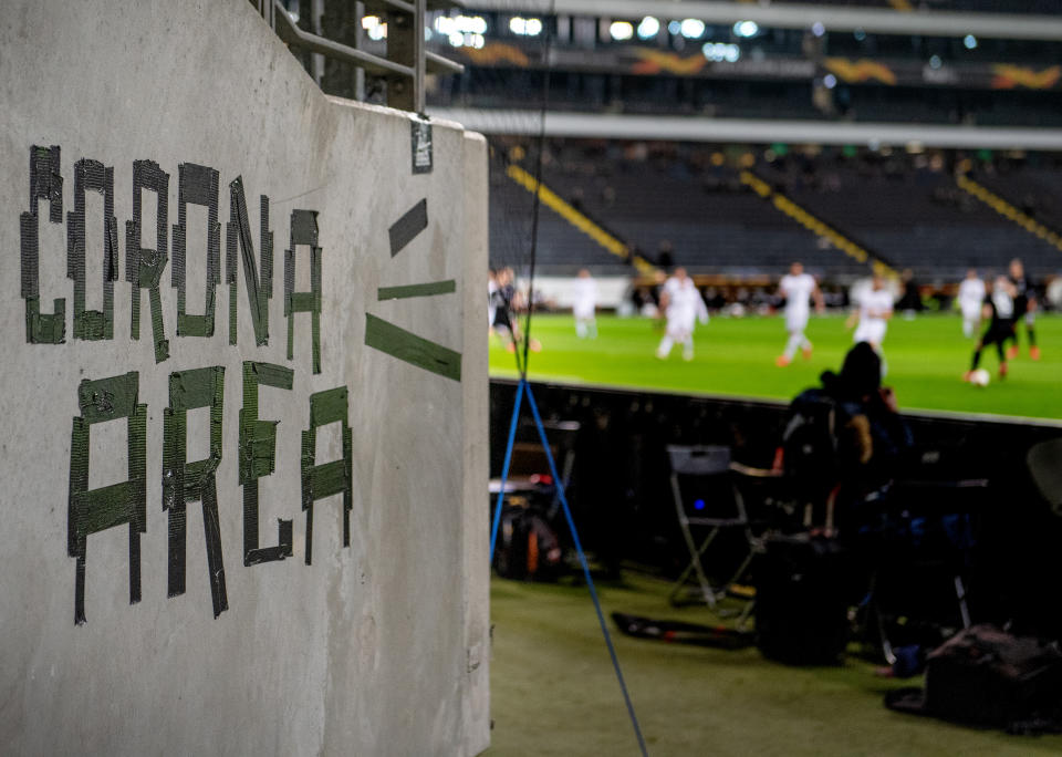 Aufschrift "Corona Area" im Frankfurter Stadion (Bild: Matthias Hangst/Bongarts/Getty Images)