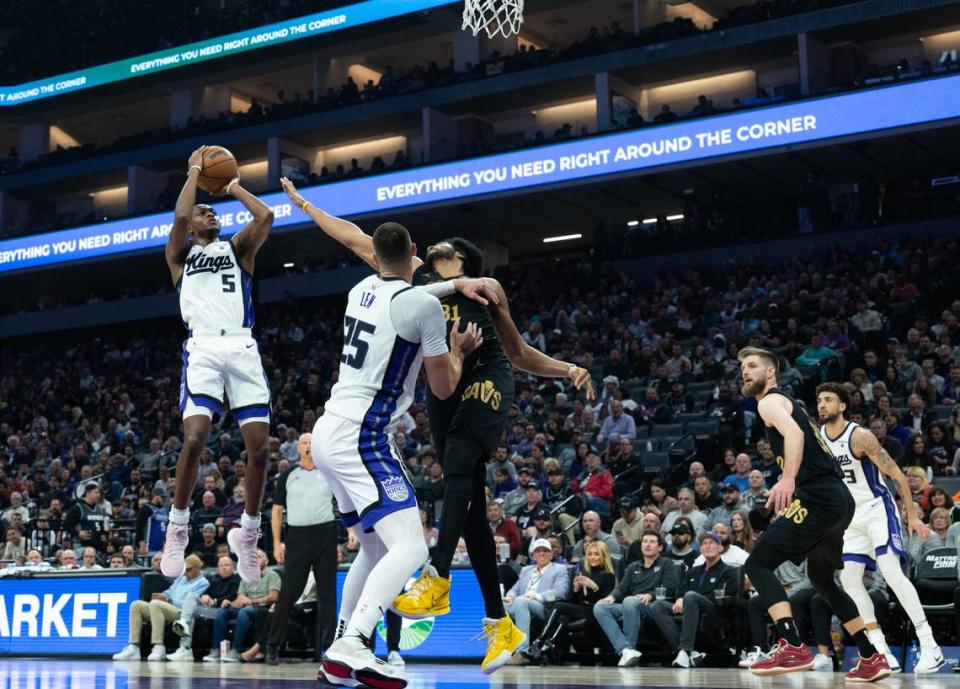 Sacramento Kings guard De’Aaron Fox (5) shoots a basket during a NBA basketball game at Golden 1 Center on Monday, Nov. 13, 2023.