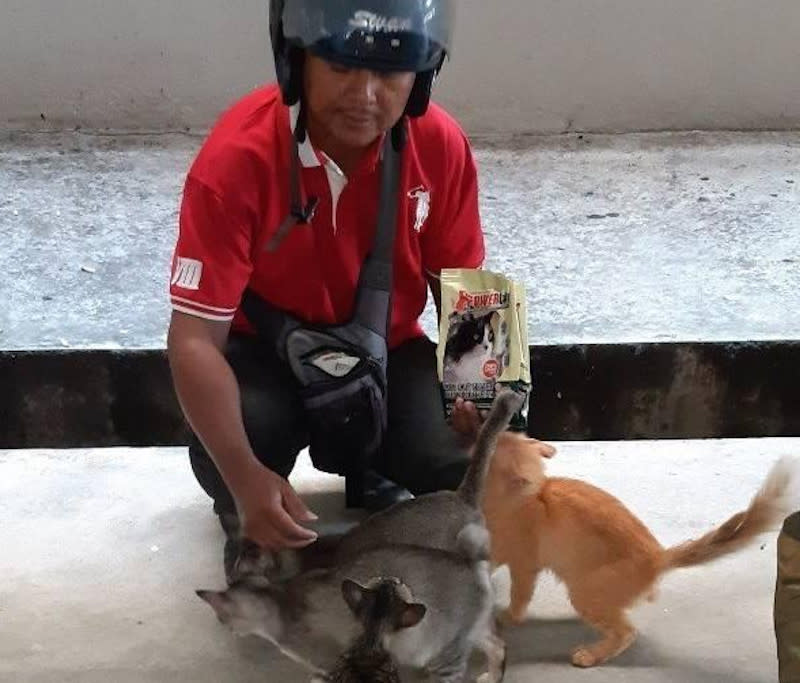 Former human resources executive Mohamad Azhar Alias works part-time as a road cleaner so he can afford to feed stray cats. — Picture from Facebook/Azhar Rawang Sejati