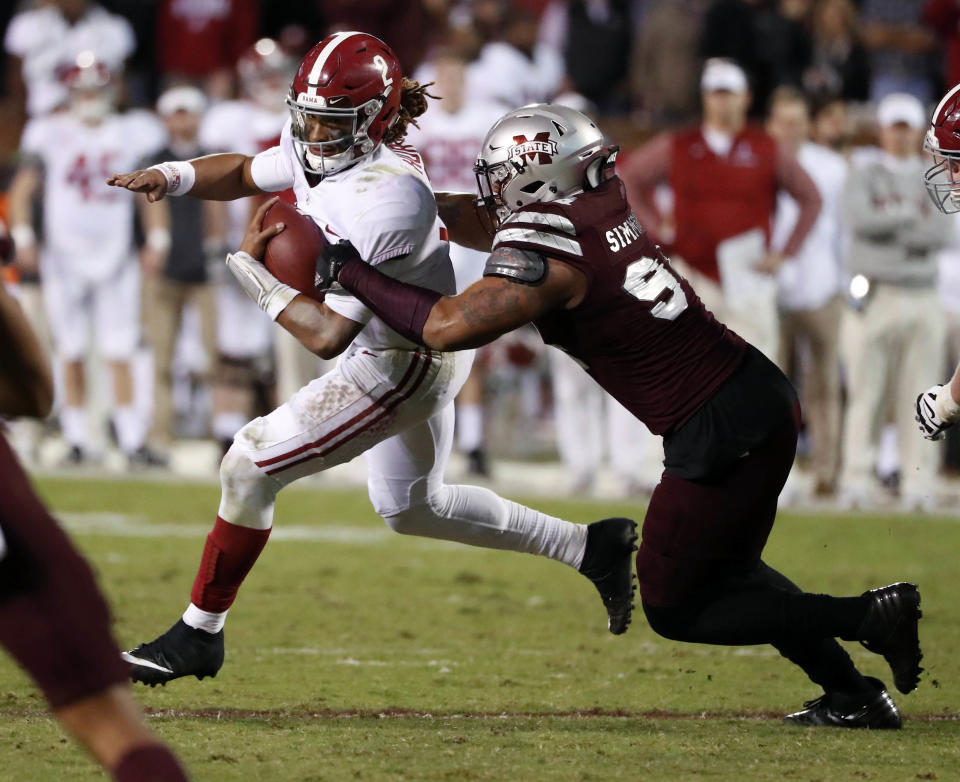 Mississippi State DT Jeffery Simmons (R) reportedly tore his ACL while training on Tuesday. (AP)