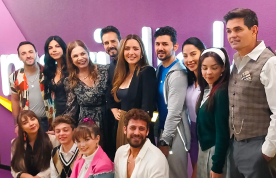 José Ron y Ariadne Díaz con elenco de la telenovela 