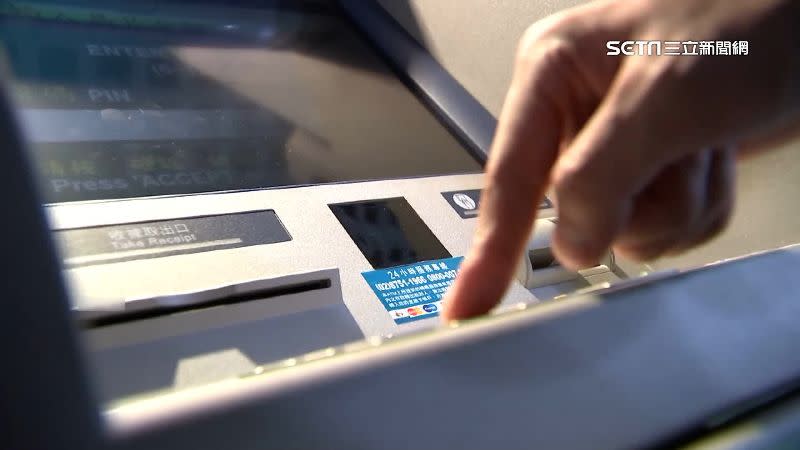 帳號莫名淪詐騙帳戶 近50萬遭銀行凍結,ATM提款機,領錢,密碼,車手,盜領,示意圖
