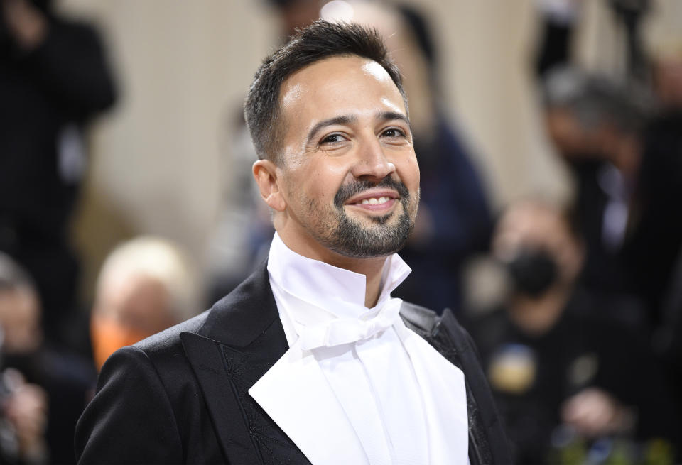 Lin-Manuel Miranda llega a la gala a beneficio del Instituto del Vestido del Museo Metropolitano de Arte para celebrar la inauguración de la exposición "In America: An Anthology of Fashion" el lunes 2 de mayo de 2022 en Nueva York. (Foto Evan Agostini/Invision/AP)