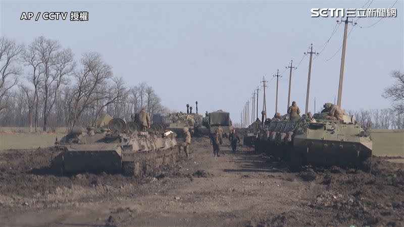 俄羅斯裝甲車隊朝著基輔進發。（圖／AP授權）