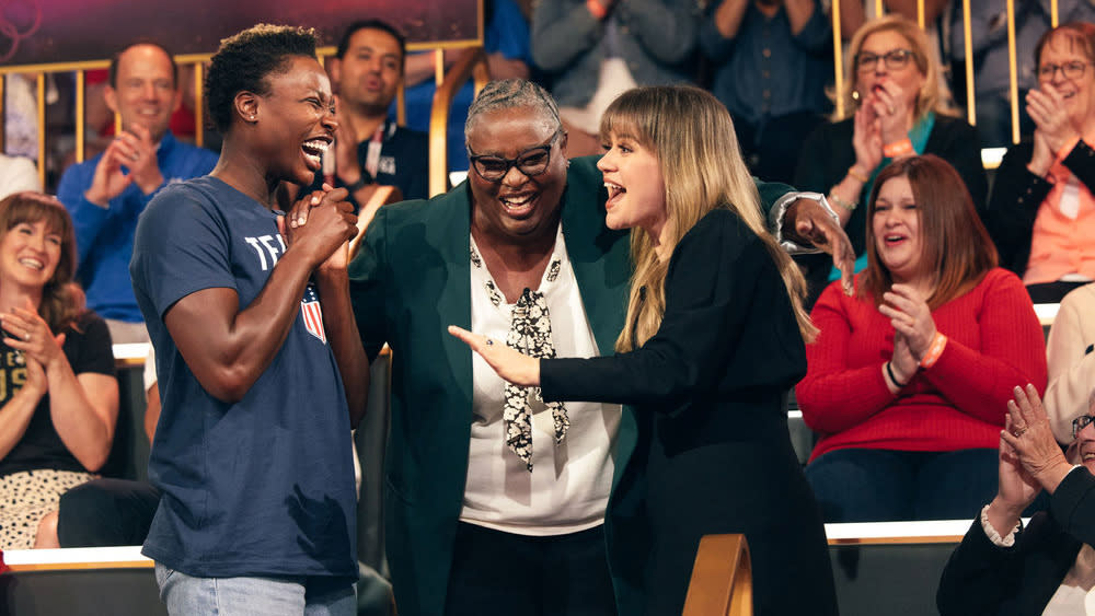  Kelly Clarkson (r.) welcomes guests on her daytime talk show. 