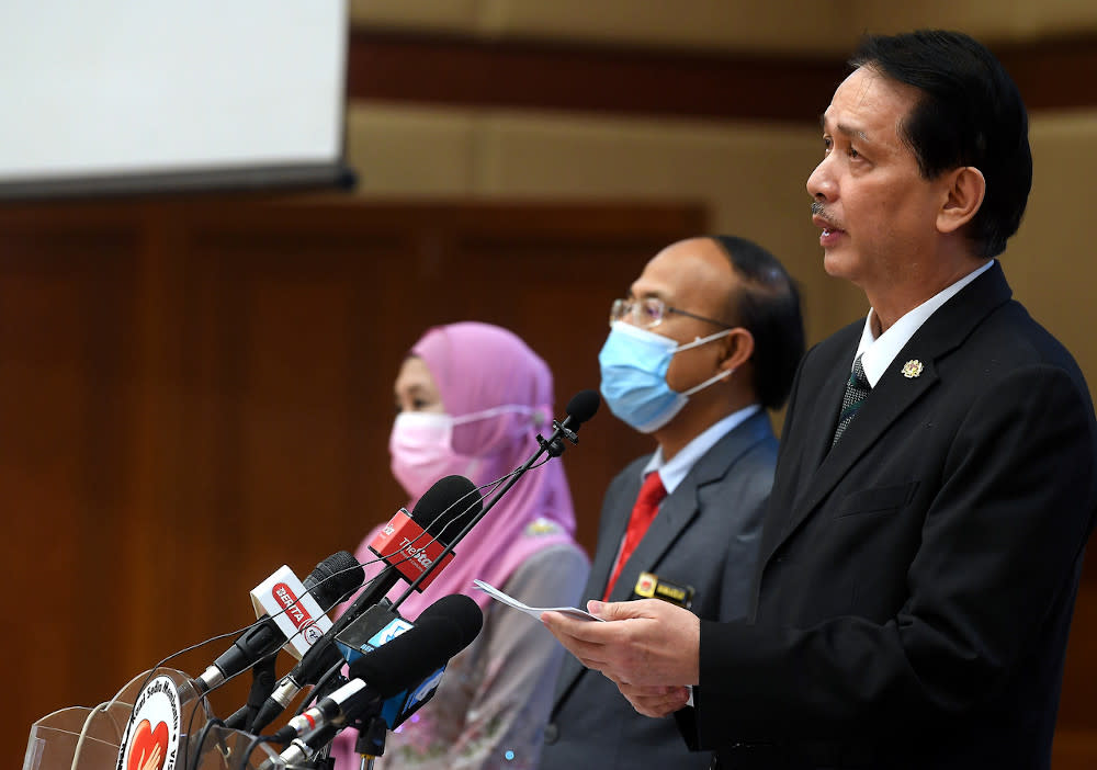 Health director-general Tan Sri Dr Noor Hisham Abdullah said the Health Ministry is not insisting on the 14-day mandatory quarantine for those who test negative or do not show any symptoms of the illness even as the rate of infected rises. — Bernama pic