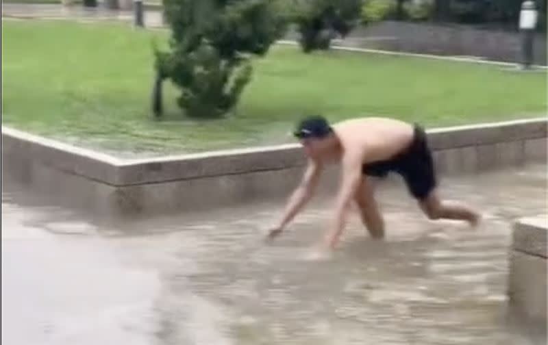 豪雨不斷造成員林高中校園出現大片水池，學生換上泳褲下水游泳。（圖／翻攝畫面）