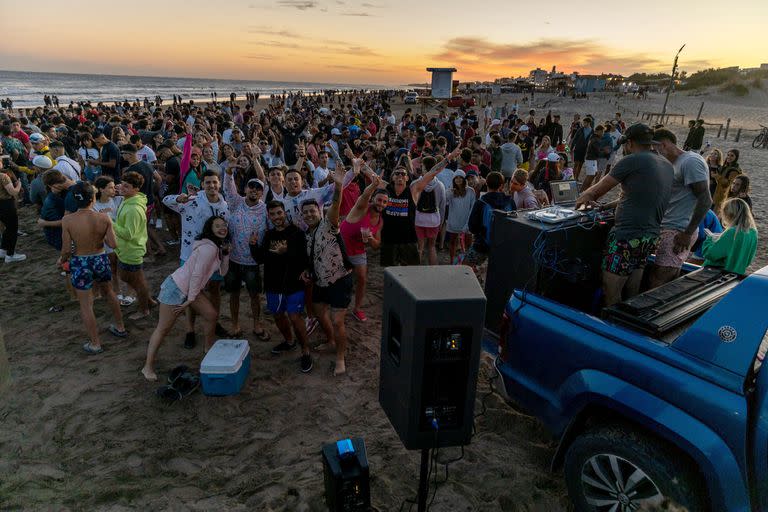 Dos chicos de Amstrong, en Santa Fe, arman el after paralelo tras la fiesta masiva en un parador