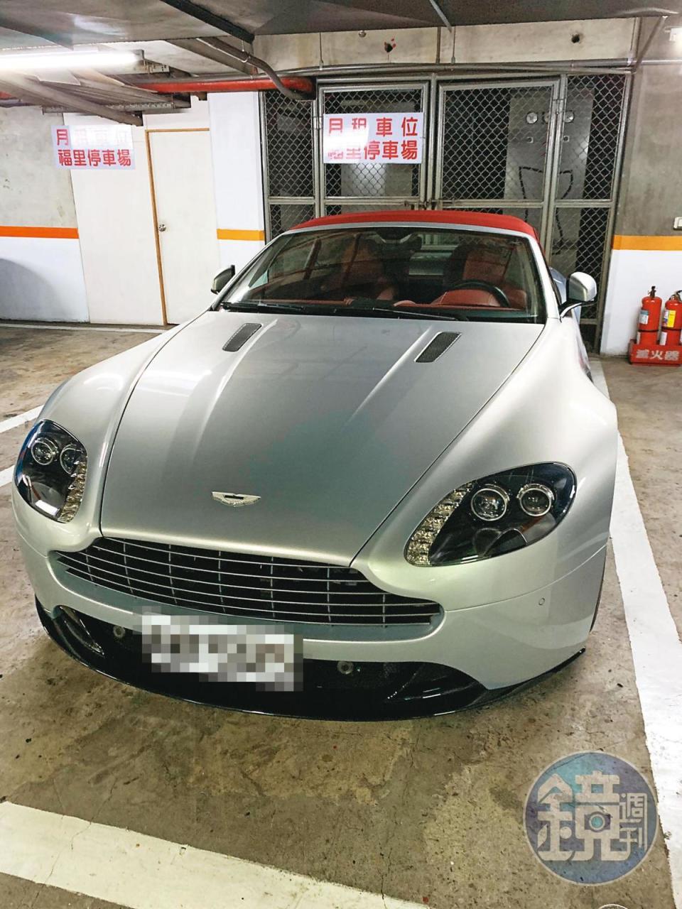 蕭琦晃的車位還停了一輛市值破千萬的Aston Martin敞篷跑車。（讀者提供）