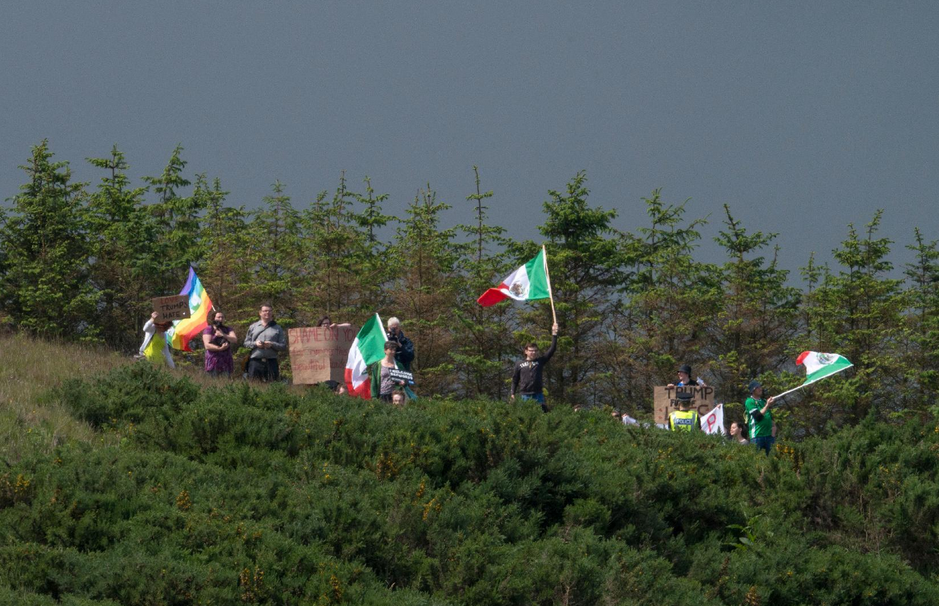 Manifestantes con banderas mexicanas protestan frente a Donald Trump en un campo de golf en Escocia. (Foto: AFP)