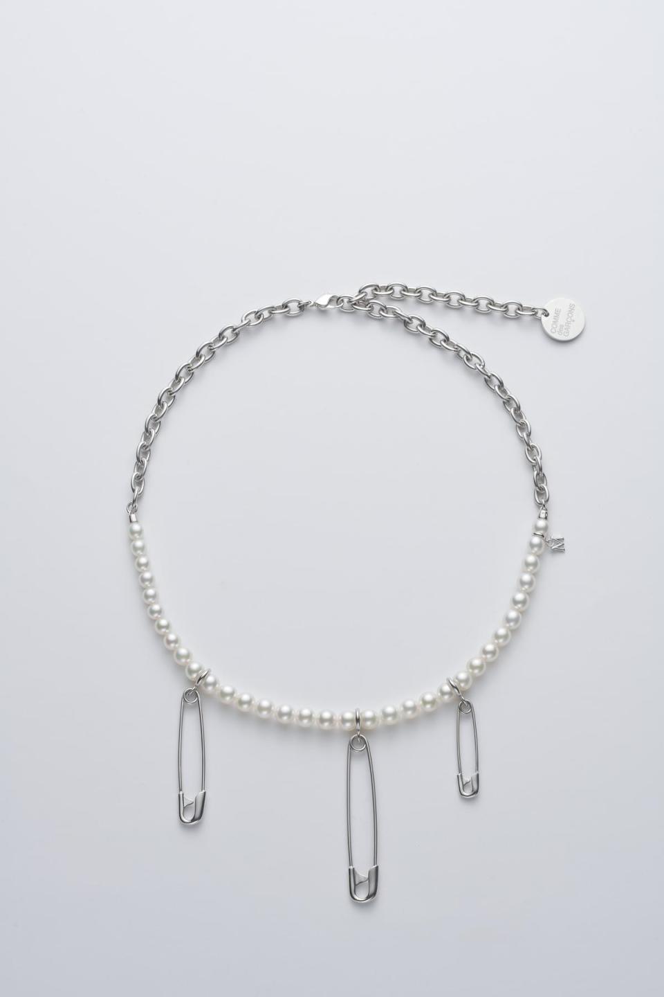 MIKIMOTO x COMME des GARÇONS聯名珍珠項鍊別針綴飾半鏈款。NT$125,000（MIKIMOTO提供）