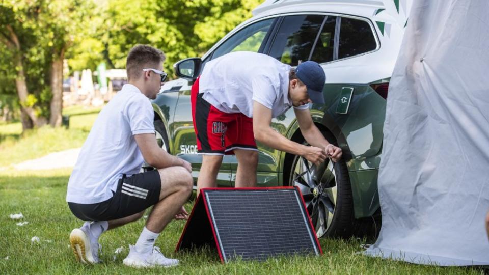 透過外部供電裝置，搭配太陽能電池，Roadiaq即使到野外也可使用為車內的電器設備供電。(圖片來源/ Škoda)