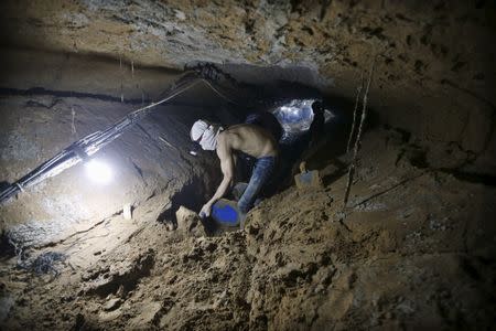 A Palestinian worker repairs a smuggling tunnel after it was flooded by Egyptian security forces, beneath the border between Egypt and southern Gaza Strip November 2, 2015. REUTERS/Mohammed Salem