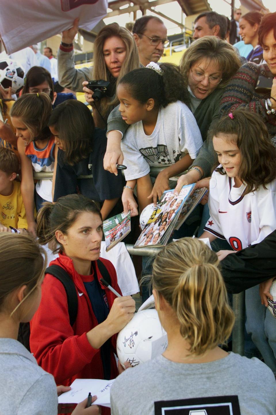 U.S. soccer star Mia Hamm signs autographs after practice at Crew Stadium on Oct. 1, 1999.