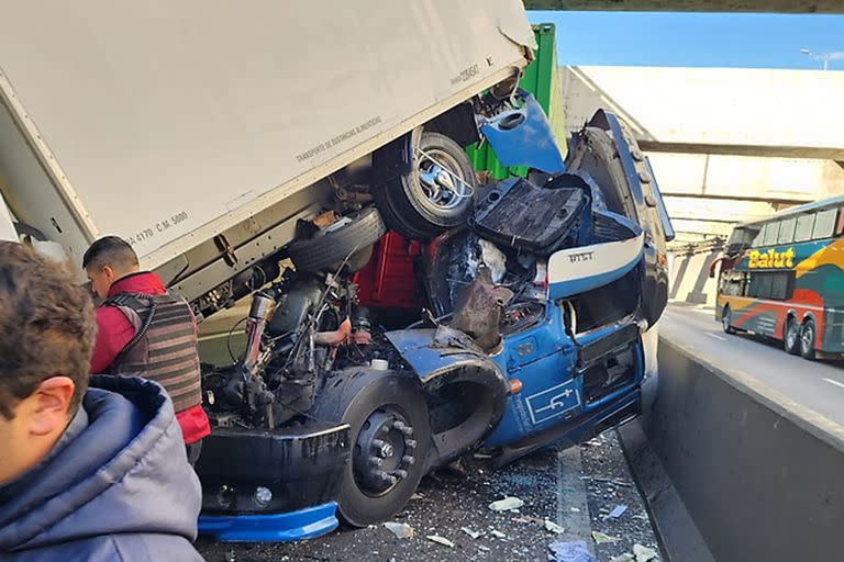 Fuerte choque entre camiones en el Paseo del Bajo