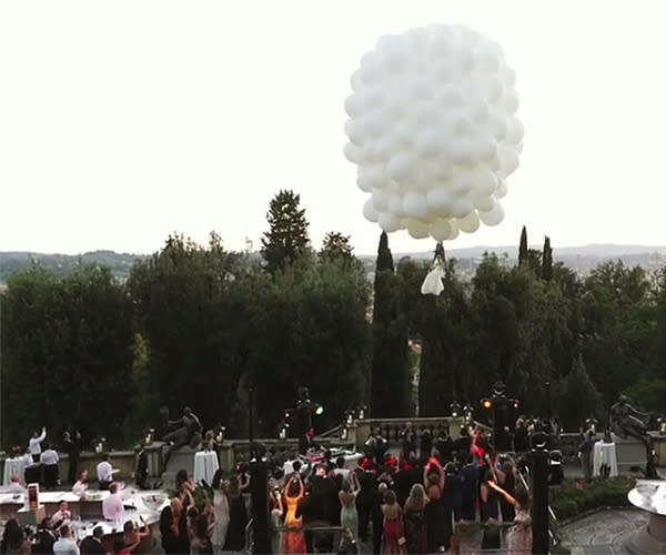 Novia llega flotando con globos a su propia boda. Foto: instagram/chirinetravels/