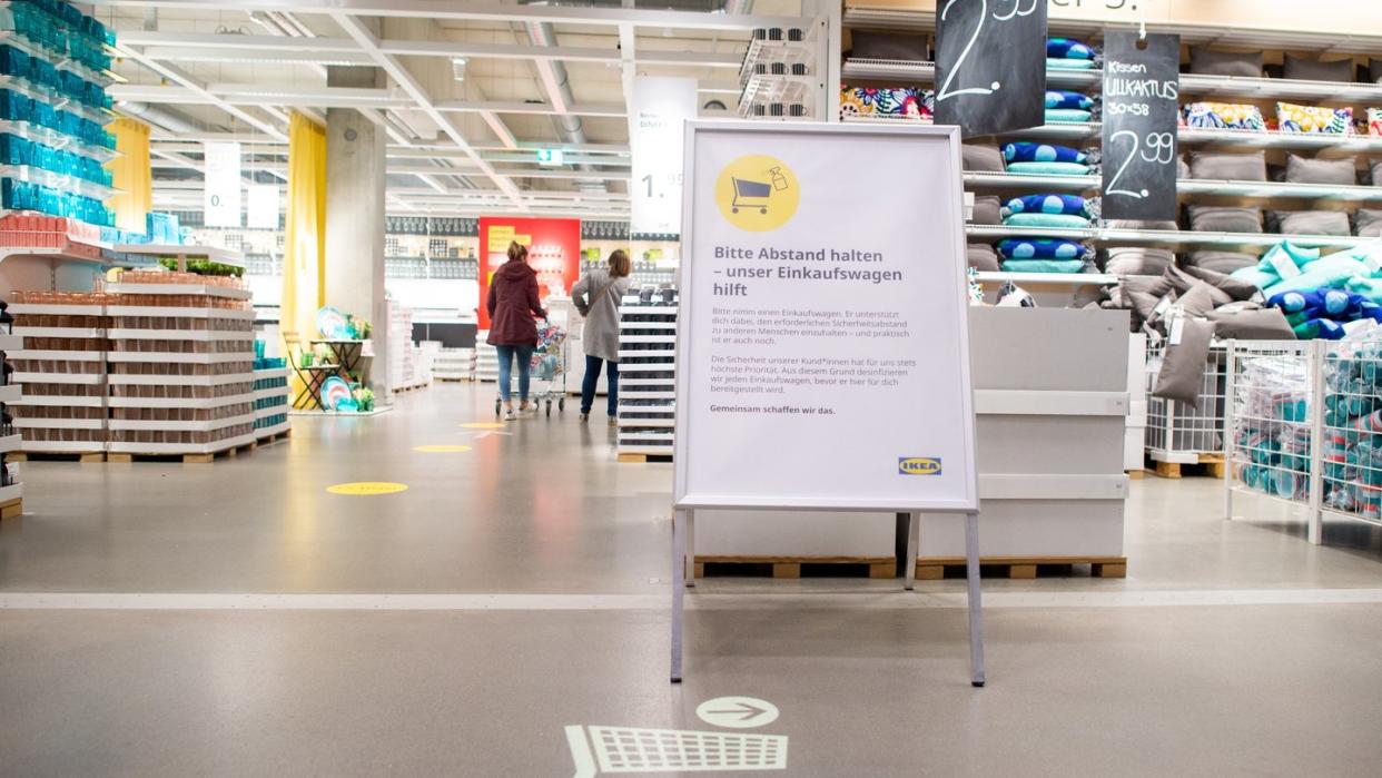 «Bitte Abstand halten - unser Einkaufswagen hilft» steht im Einrichtungshaus IKEA-Magdeburg auf einem Schild.