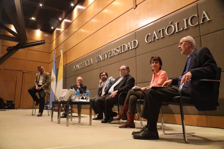 Ignacio Tomé, Juan G. Durán, Federico Tavelli, Carlos M. Galli, Paula Pérez Alonso y Luis O. Liberti, al presentar el libro en la UCA