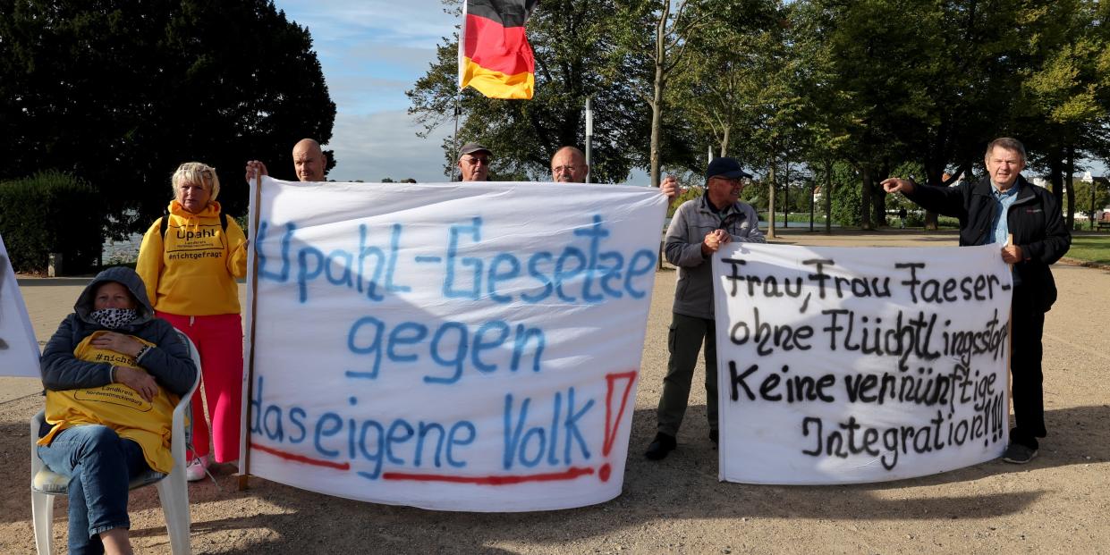 Bürgerinnen und Bürger demonstrieren gegen die Flüchtlingsunterkunft in Upahl.<span class="copyright">Bernd Wüstneck/dpa</span>