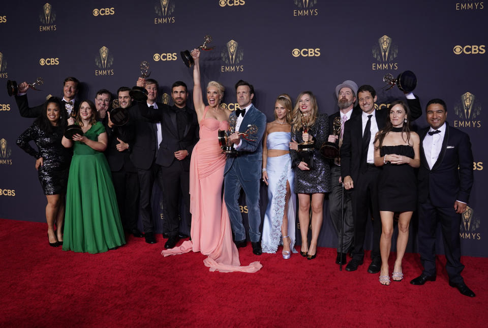 Brett Goldstein, Hannah Waddingham, Jason Sudeikis, Juno Temple y el elenco y equipo de "Ted Lasso" posan con sus premios Emmy el domingo 19 de septiembre de 2021 en Los Angeles. (AP Foto/Chris Pizzello)