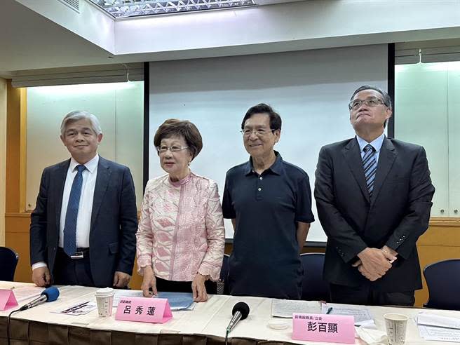 呂秀蓮今日在台大校友會館舉行從「馬關屈辱談兩岸和平與尊嚴座談會」，出席者有王銘義、前南投縣長彭百顯、淡大國際事務與戰略研究所所長翁明賢。（黃婉婷攝）