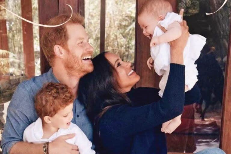 Harry y Meghan, junto a sus hijos, Archie y Lilibet