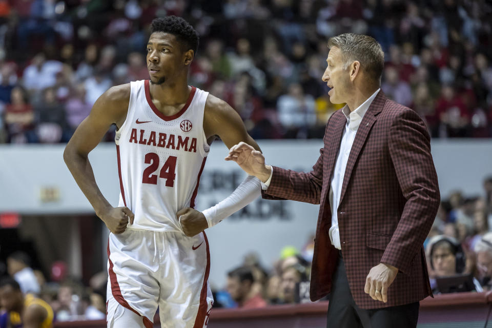 Alabama forward Brandon Miller (24) and Alabama head coach Nate Oats talk during a stop in the action during the first half of an NCAA college basketball game against LSU, Saturday, Jan. 14, 2023, in Tuscaloosa, Ala. (AP Photo/Vasha Hunt)