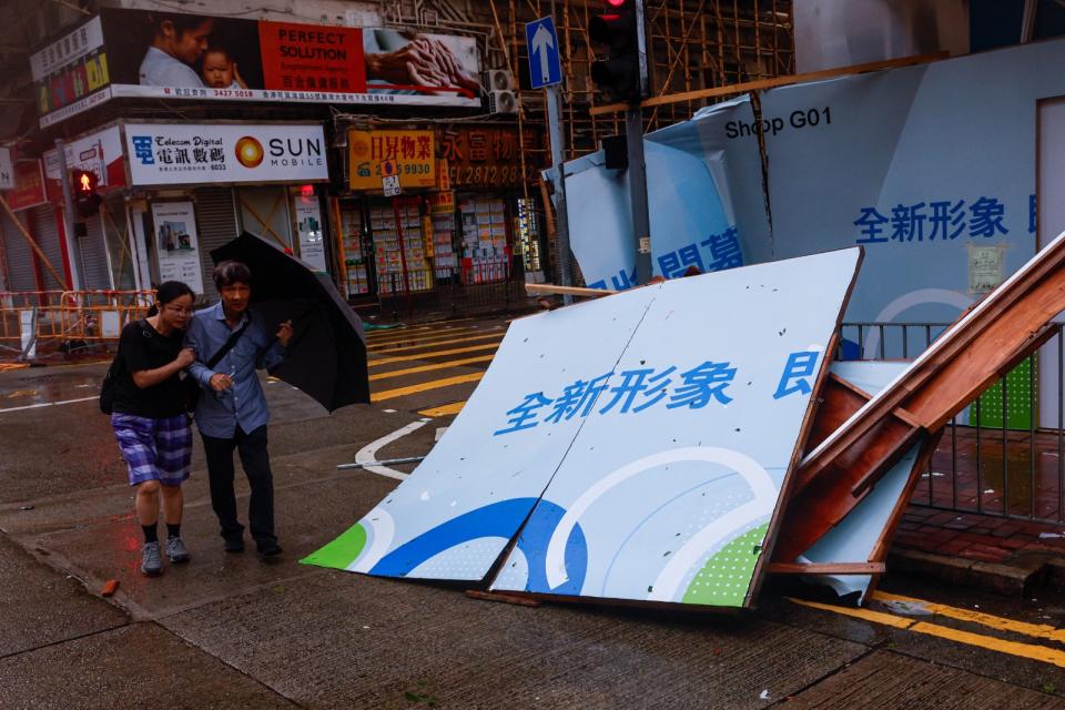 颱風蘇拉1日晚間侵襲香港，有工地棚架被吹垮。路透社