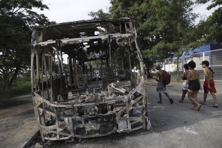 Un ómnibus incendiado en Río de Janeiro. (AP/Bruna Prado)