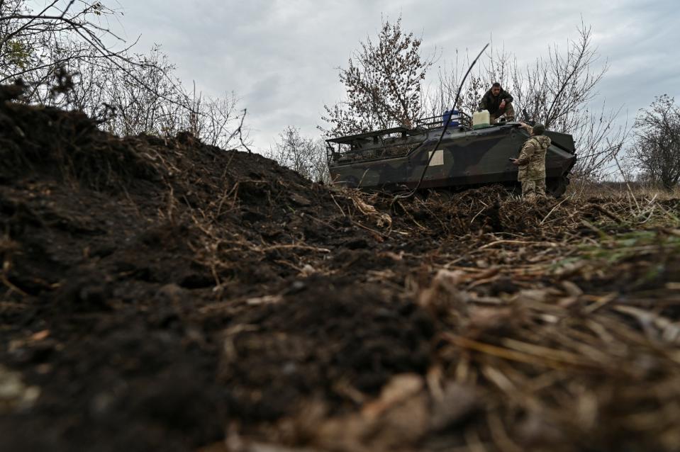 2023年11月3日，烏克蘭札波羅熱州前線，烏軍保養一輛YPR-765步兵戰車。路透社