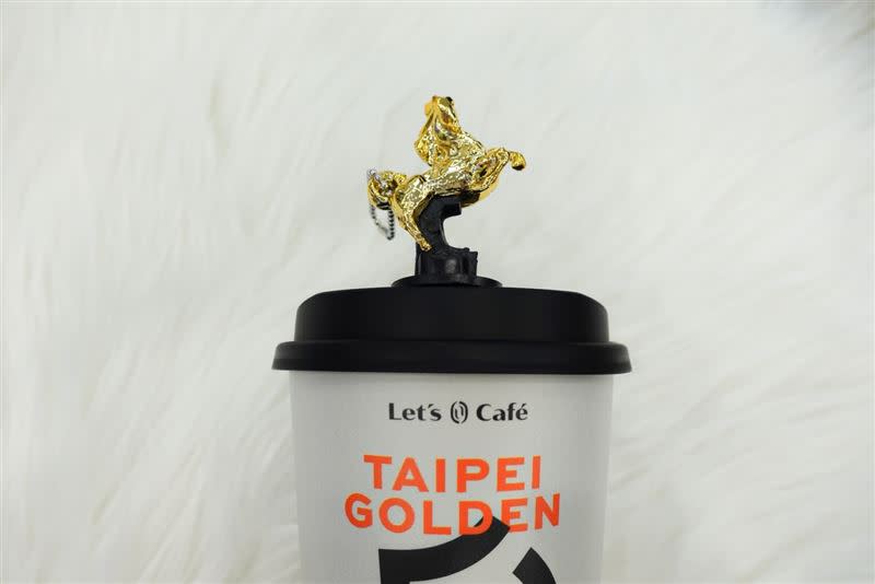 慶金馬59登場，Let’s Café獨家推出金馬聯名杯塞，以金馬獎座等比例縮小開模訂製，小巧細緻。（圖／品牌業者提供）