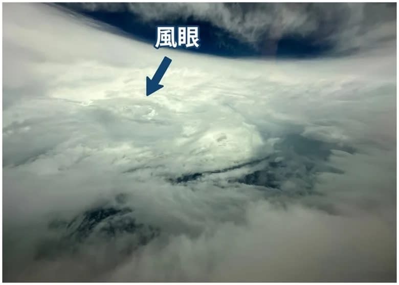 保安局在網上發布由政府飛行服務隊在 9 月 1 日拍攝的蘇拉風眼照片。（圖：保安局）
