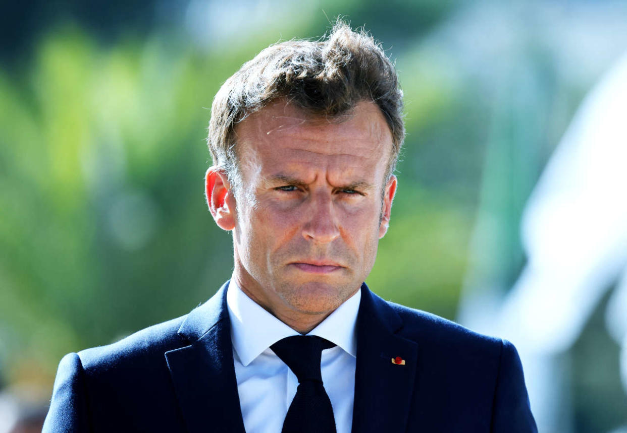 French President Emmanuel Macron attends a ceremony at the Martyrs Monument in Algiers on August 25, 2022. - The French president starts a three-day visit to Algeria on August 25, to help mend ties with the former French colony, which this year marks its 60th anniversary of independence. (Photo by Ludovic MARIN / AFP)