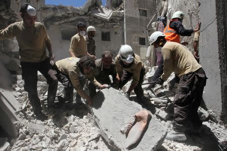 Civil defence members search for survivors under the rubble at a site hit by air strikes in the rebel-controlled town of Ariha in Idlib province, Syria July 13, 2016. REUTERS/Ammar Abdullah/File Photo