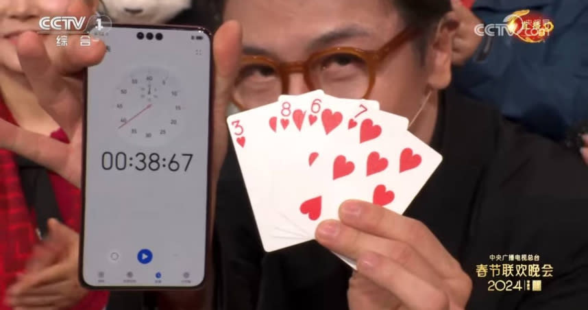 劉謙精湛的洗牌魔術讓他再次登上微博熱搜。（圖／翻攝自YouTube）
