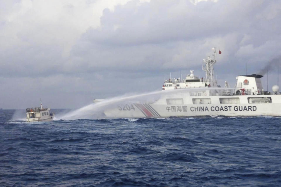 菲律賓指控中國海警在南海黃岩島（Scarborough Shoal）附近發射高壓水柱，「阻止」3艘公務船向菲律賓漁民運送物資。 （Philippine Coast Guard／美聯社）