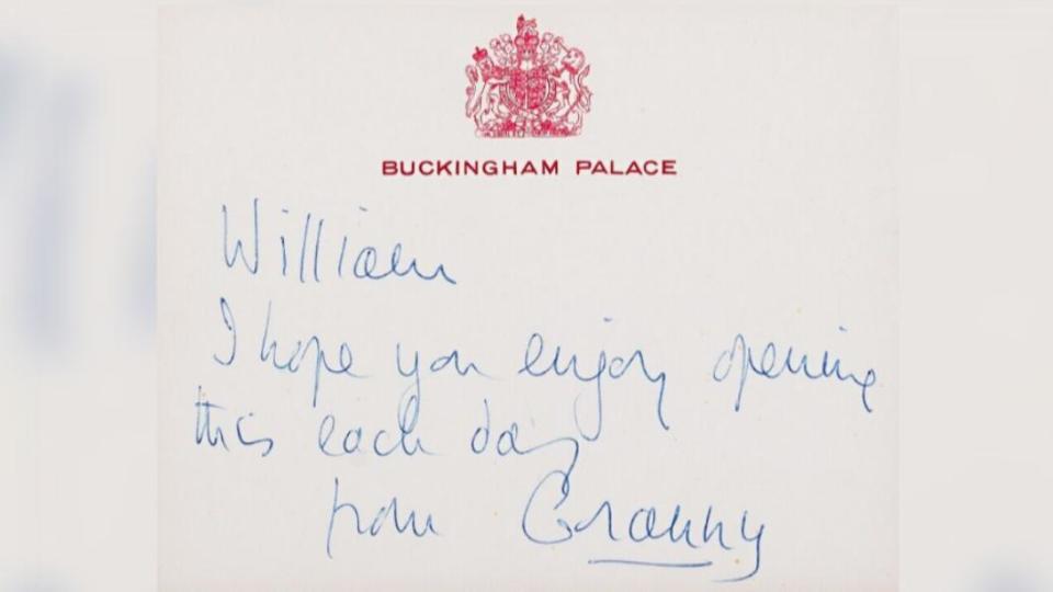 女王生前寫給威廉的字條。（圖／翻攝自推特＠RealRoyalMail）