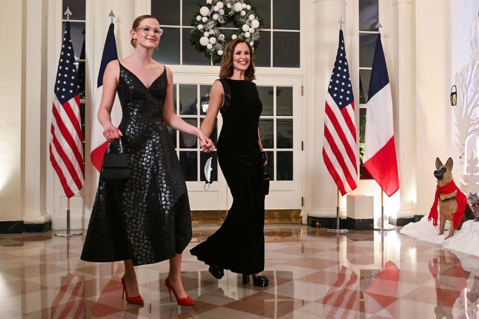 Jennifer Garner y su hija Violet Affleck en la Casa Blanca. (Photo by ROBERTO SCHMIDT/AFP via Getty Images)