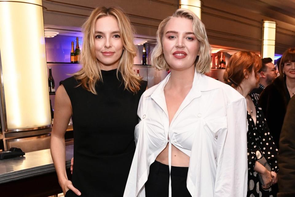 Los Premios WhatsOnStage 2023 - Llegadas VIP: Jodie Comer y Rebecca Lucy Taylor, también conocida como Self Esteem, asisten a los Premios WhatsOnStage 2023 en el Teatro Prince of Wales el 12 de febrero de 2023 en Londres, Inglaterra.  (Dave Benett)