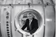 <p>Jacques Piccard dans le bathyscaphe avec lequel, en 1960, il a battu le record mondial de plongée profonde.</p>