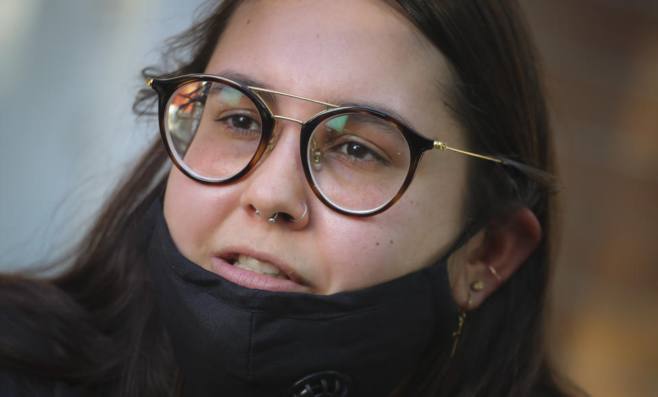 La estudiante brasileña Natalia Alfonso, de 27 años, del Brooklyn College, hace declaraciones en una entrevista en Nueva York, el jueves 9 de julio de 2020. (AP Foto/Bebeto Matthews)