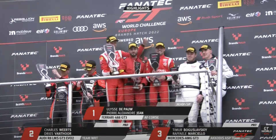 Race 1結果出爐，頒獎台上好不熱鬧。�� 圖片摘自：https://www.youtube.com/watch?v=tb8aMH7Ngpw