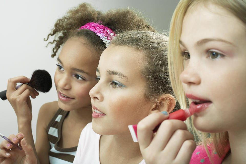 Pertenecemos a sociedades hipersexualizadas. Nuestros hijos e hijas menores están construyendo su identidad bajo el influjo constante de esos entornos/Getty Images.