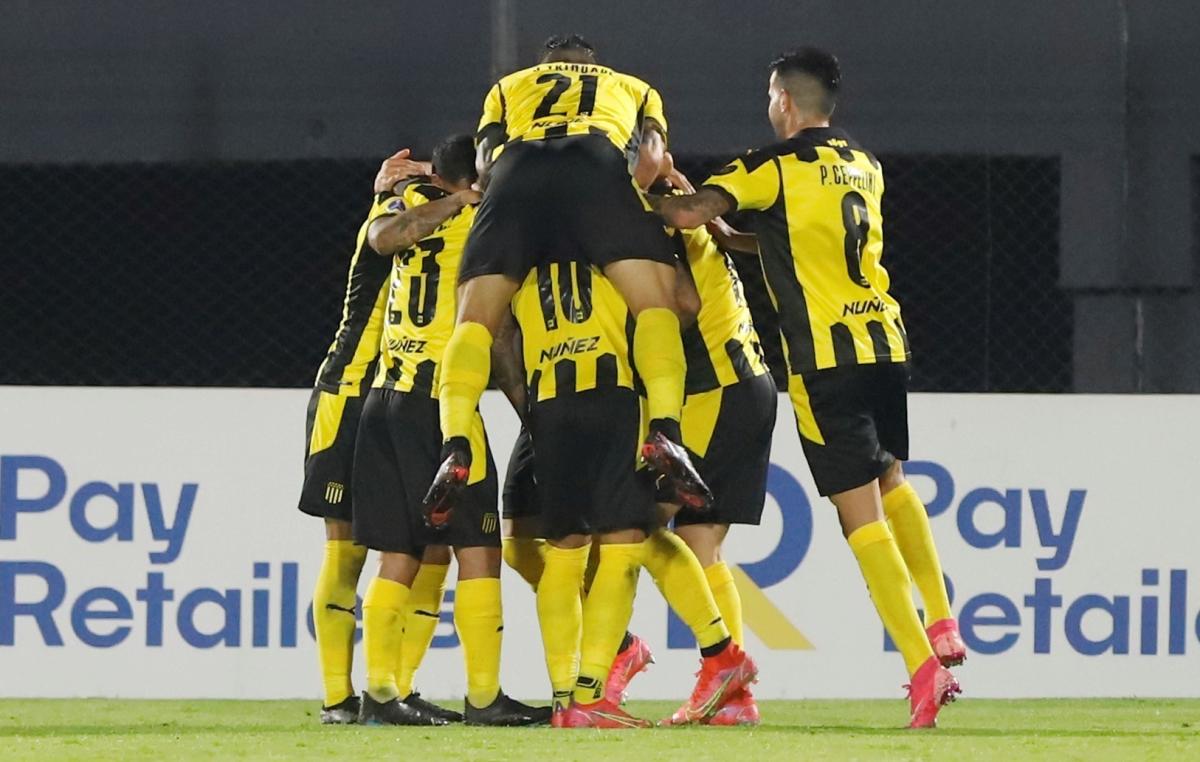 Nacional y Peñarol lideran el Clausura, Plaza Colonia la Tabla